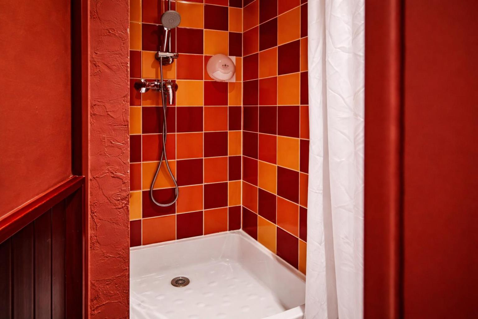 Tweepersoonskamer met 2 Aparte Bedden en Gedeeld Toilet